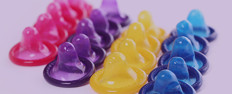 Preservativos de várias cores 