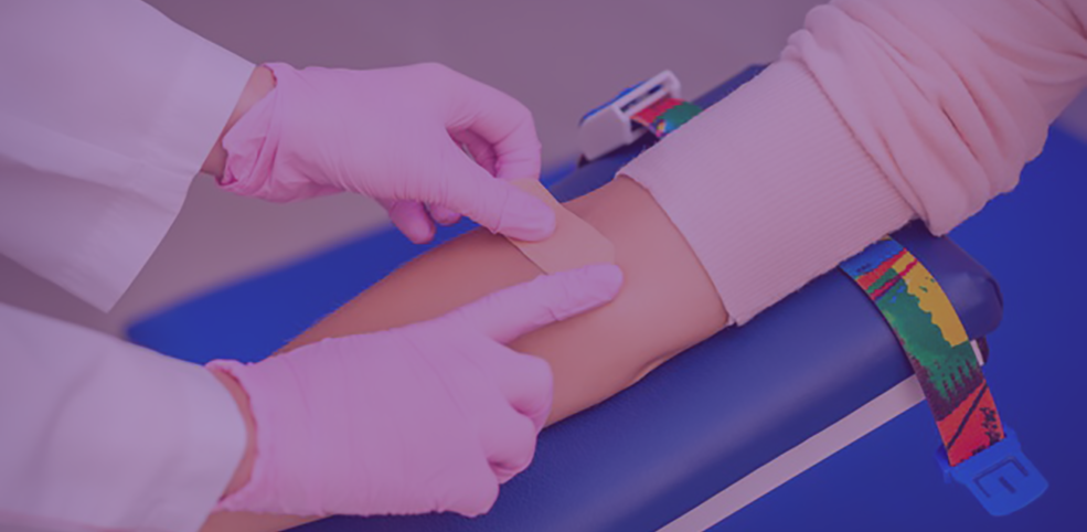 Mão da enfermeira aplicando esparadrapo no braço do paciente após a coleta de sangue