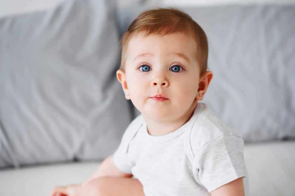 Bebê com olhos azuis