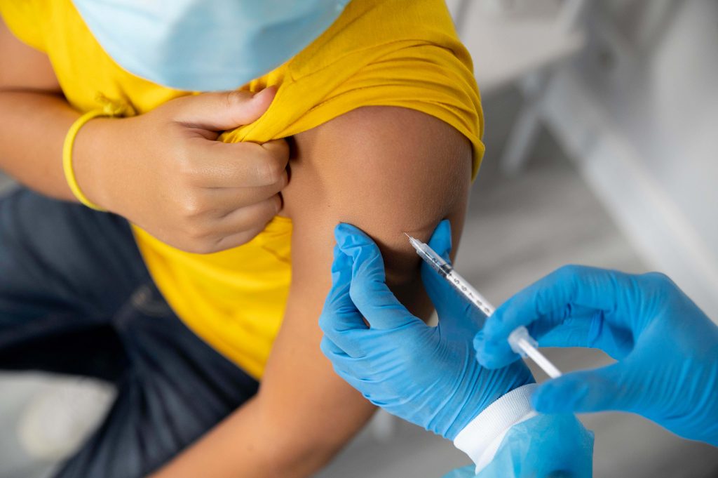 enfermeira-aplicando-vacina-em-homem